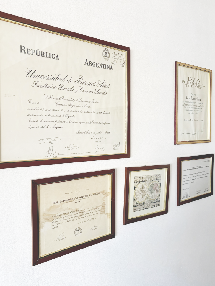Diplomas y títulos profesionales enmarcados